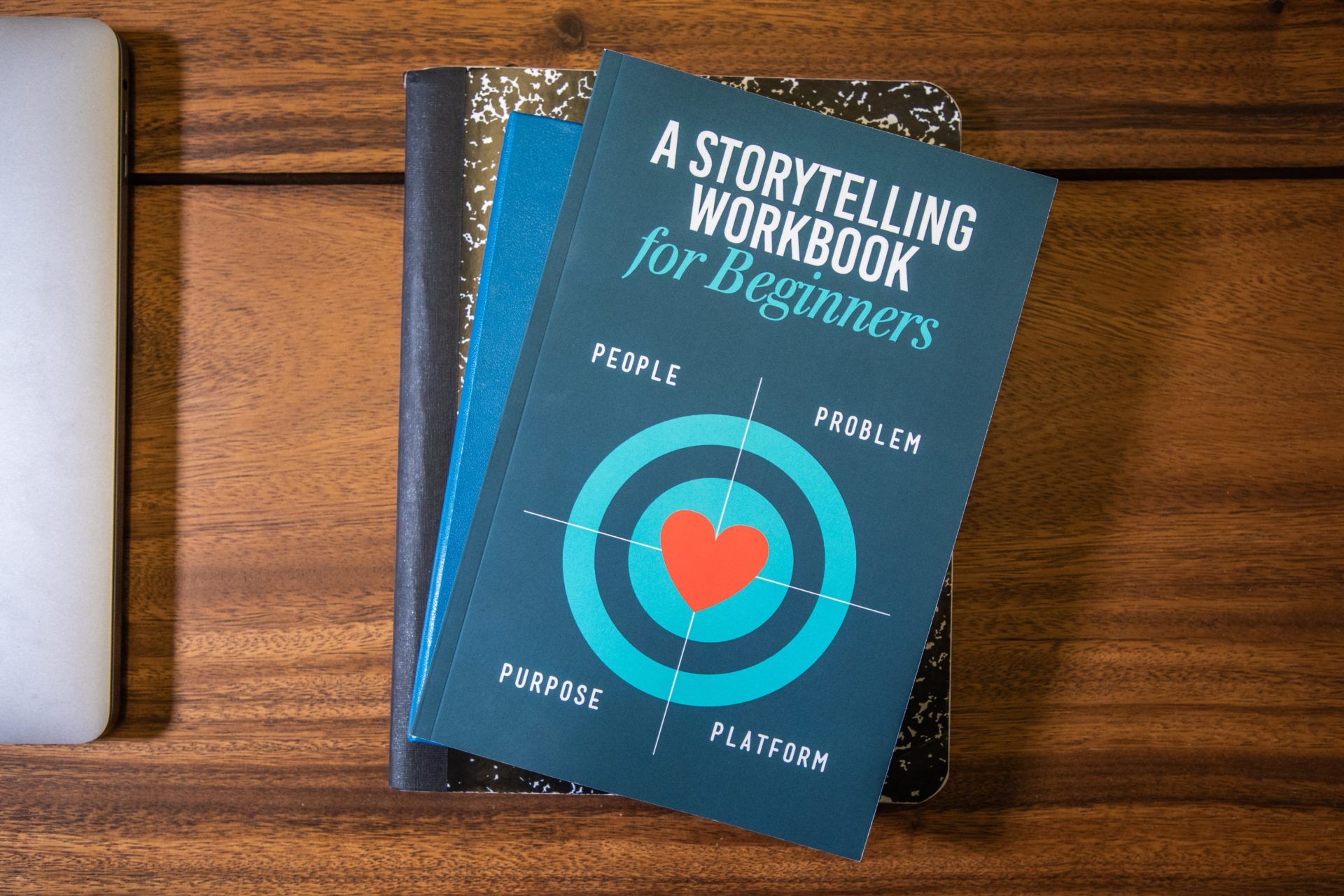 Buch "Storytelling" auf Holztisch