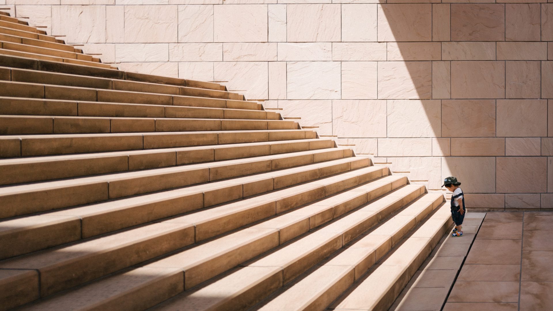 Kleiner Junge steht vor Treppe