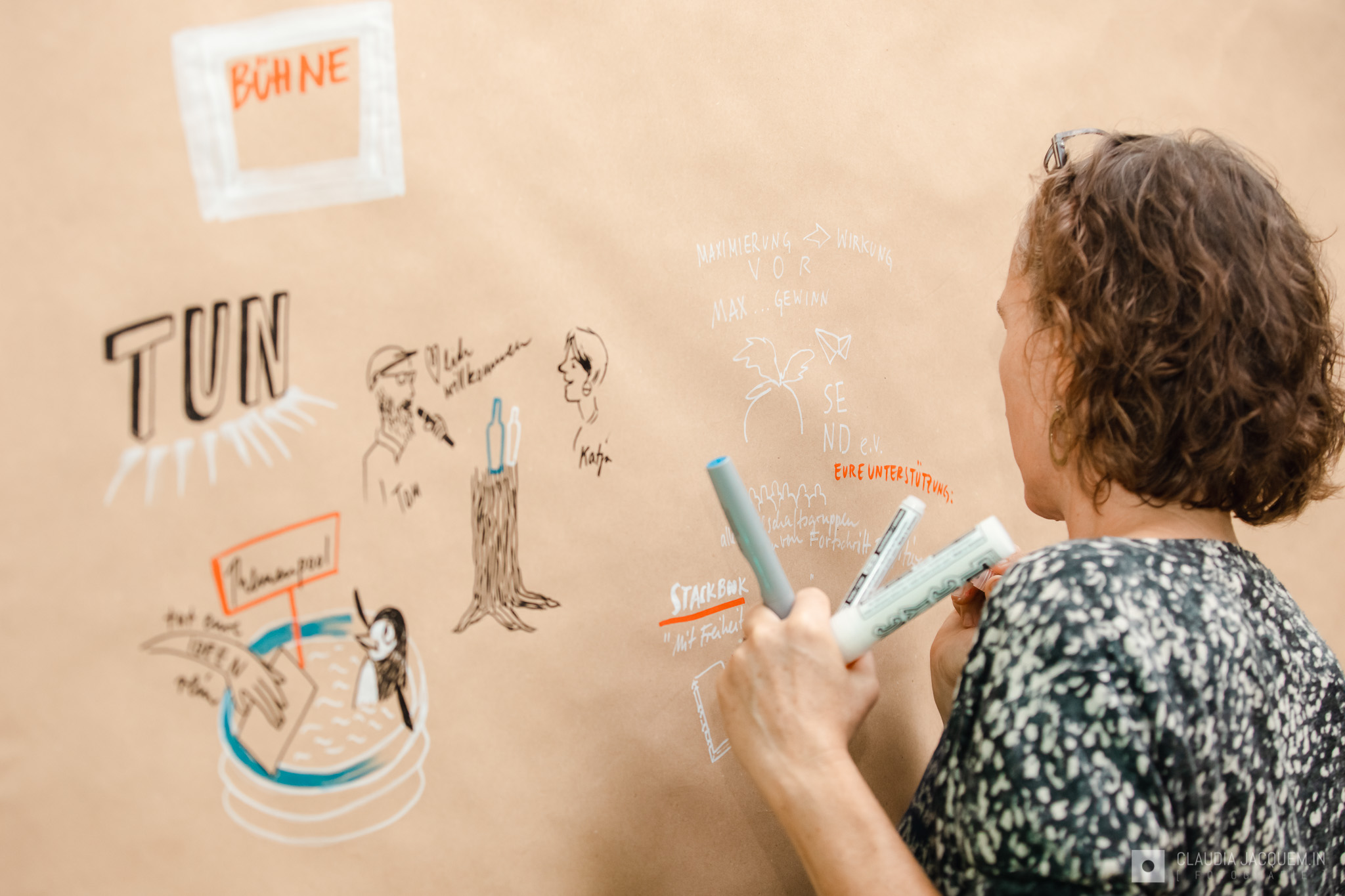 Frau zeichnet auf Hintergrund - lassesunstun