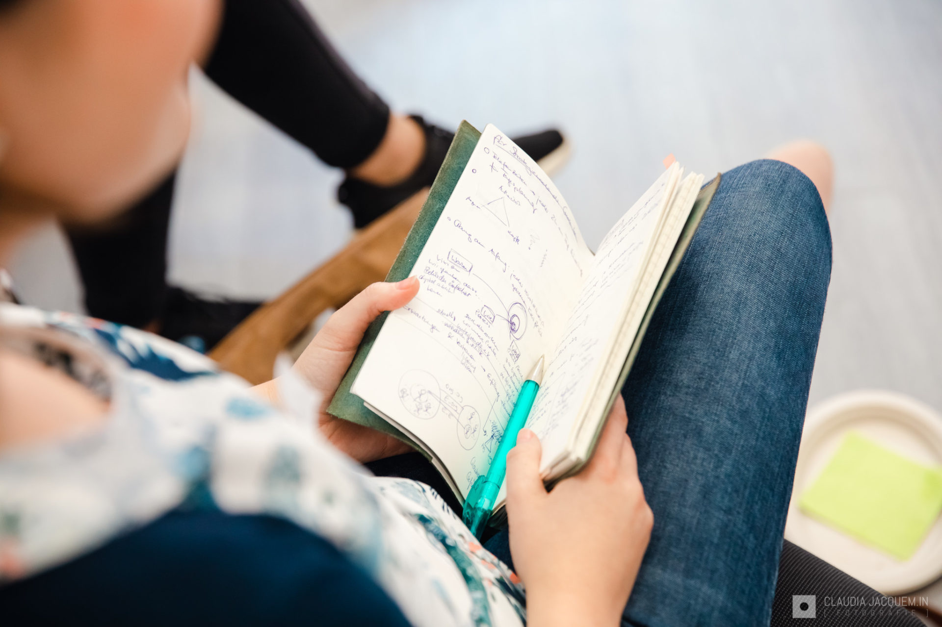 Foto: © 2019 | Claudia Jacquemin Notizbuch auf Knien - lassesunstun