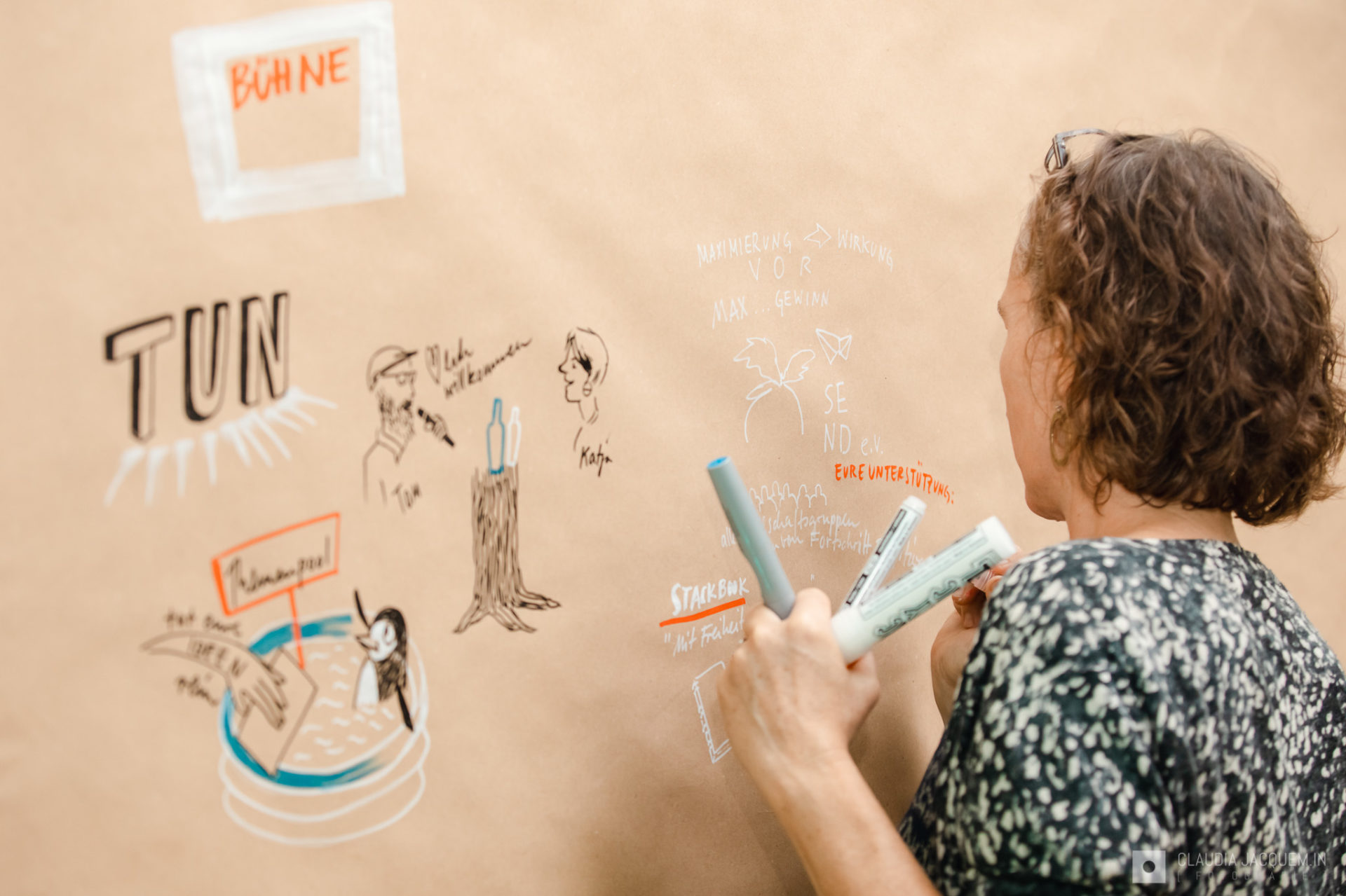 Frau zeichnet auf Hintergrund - lassesunstun